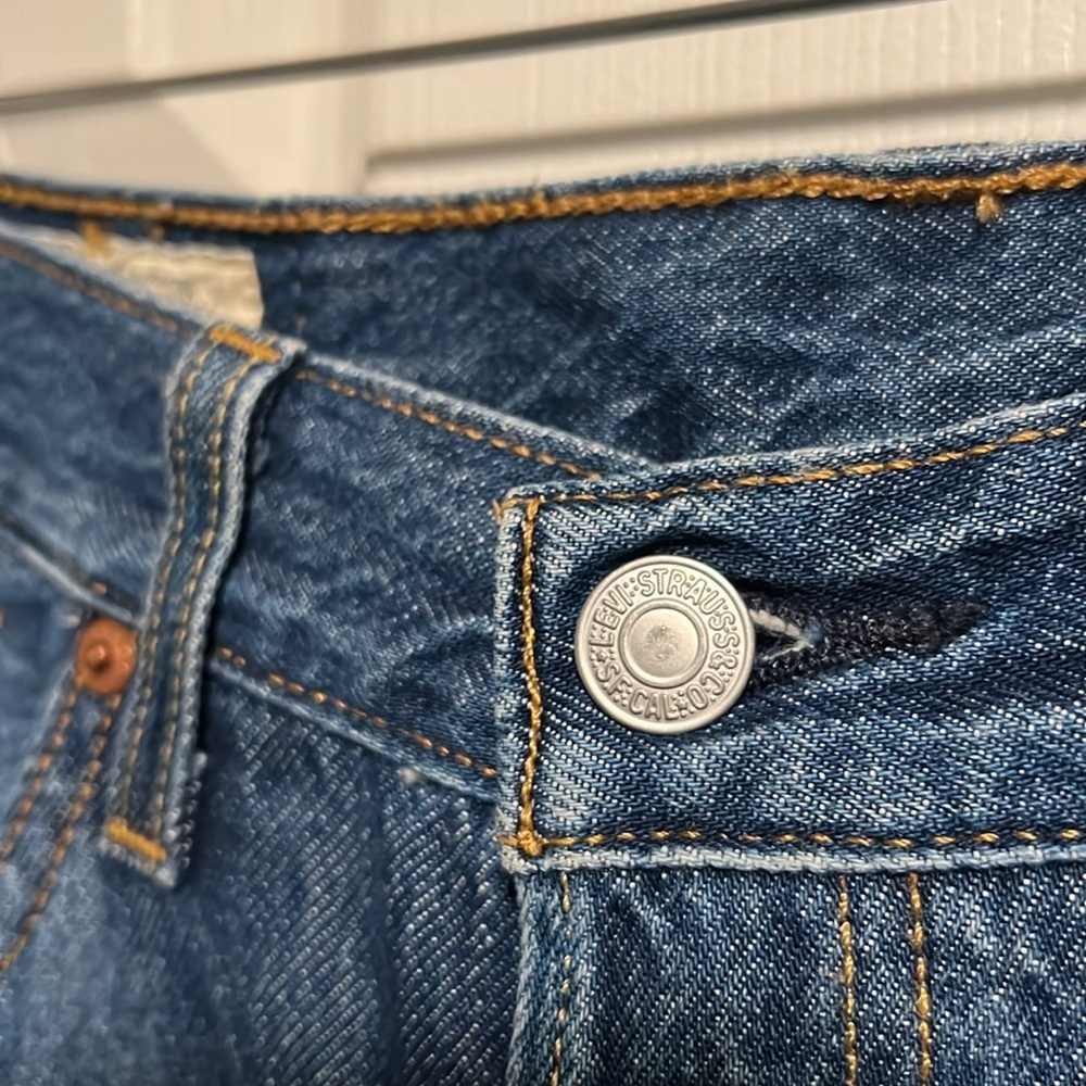Classic Levi Blue Denim 501 Jeans - Picture 3 of 9